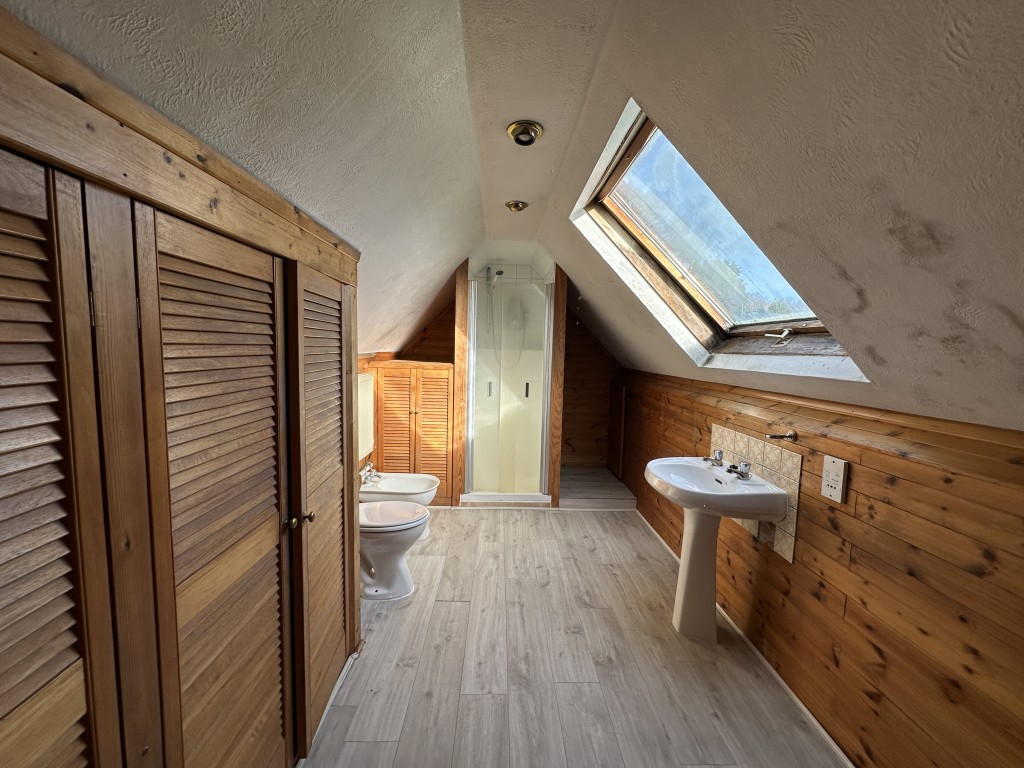 Lot: 135 - DETACHED COTTAGE FOR REFURBISHMENT ON 1.23 ACRES OF GROUNDS - En Suite Bathroom off Main Bedroom